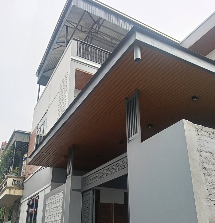 Thi công trần nhôm che máng xối mái tôn